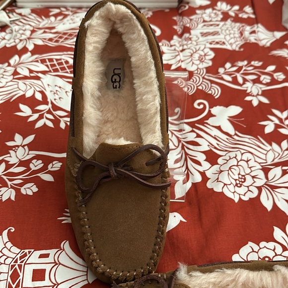 Uggs Dakota tag read 8 but a bit tight imo new with out a box - Picture 2 of 7